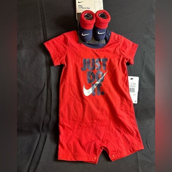 NWT Nike Bodysuit & Socks Set (0/6 Months) - Picture 1 of 4